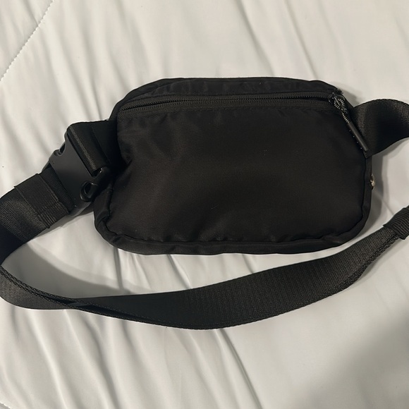lululemon athletica everywhere belt bag 1L black EUC - Picture 4 of 8